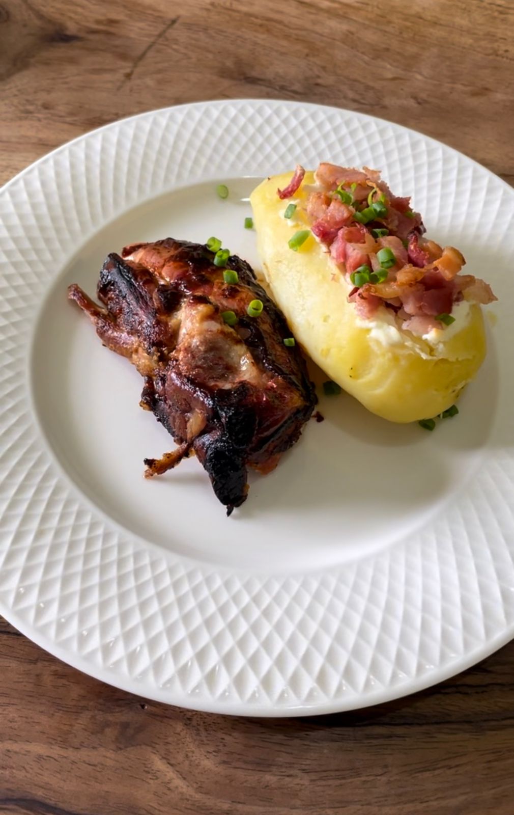 Ribs on Barbecue com batatas recheadas.