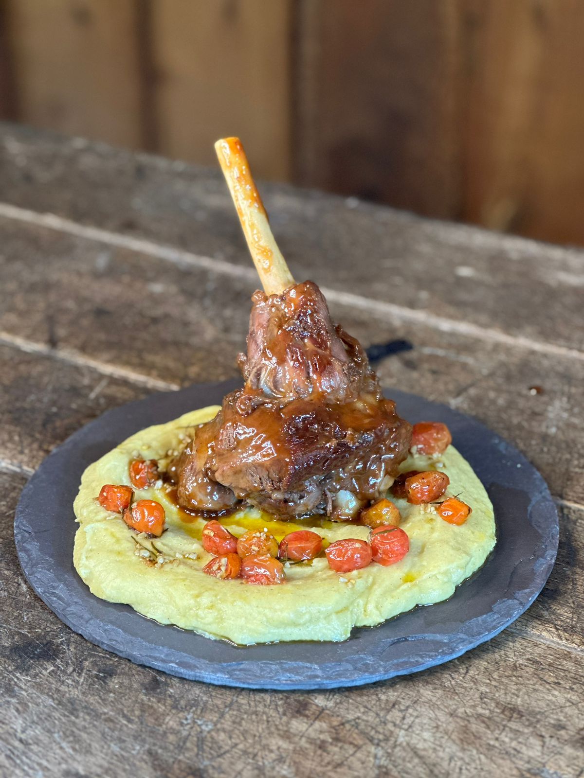 Receita: Stinco de Cordeiro com Polenta e Tomates Confitados.