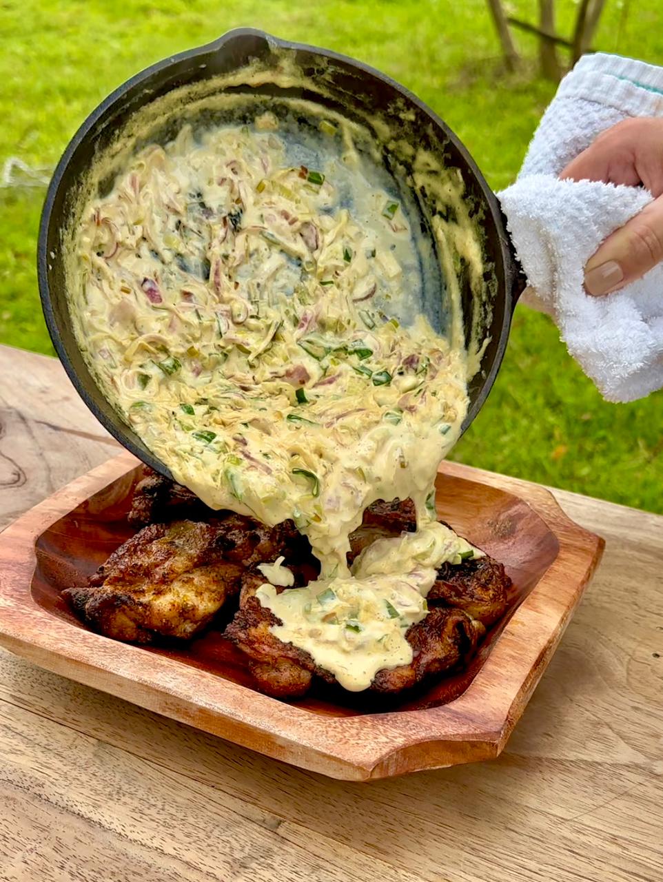 Receita: Filé de Sobrecoxa ao Molho de Alho Poró.